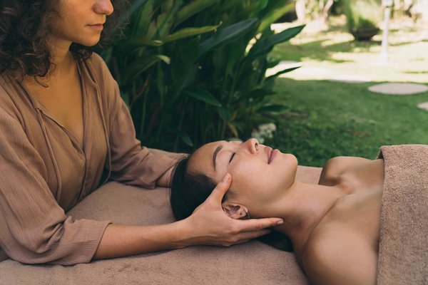 Comment combiner des vêtements de différentes nuances de bleu avec harmonie ?